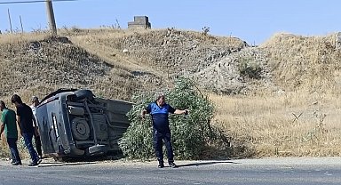 Lastiği patlayan araç takla attı: 2 yaralı
