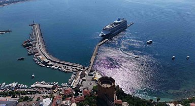 Lüks kruvaziyer bin 807 turist ile Alanya iskelesine demir attı