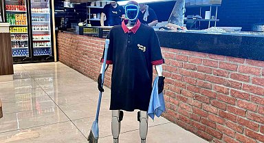 Maaşı ve izin günü olan robot garson, müşterilerin ilgi odağı oldu
