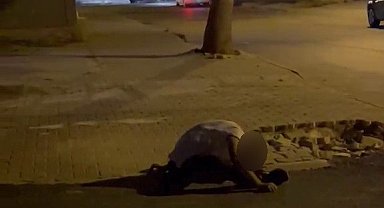 Madde bağımlısı olduğu iddia edilen şahıs sokak ortasında yığılıp kaldı