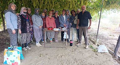 Manisa'da çiftçiden tarım işçisine üzüm bağında doğum günü sürprizi