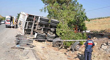 Manisa'da yolcu otobüsü kamyona çarptı: 1 ölü, 7 yaralı