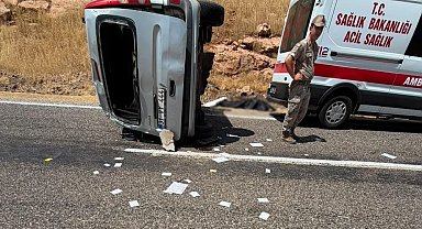 Mardin'de hafif ticari araç takla attı: 1 ölü, 1 yaralı