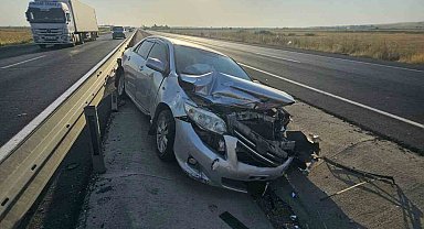 Mardin'de otomobil bariyerlere çarptı: 1 yaralı