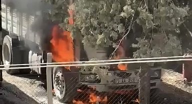 Mardin'de park halindeki kamyon yandı
