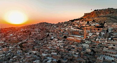 Mardin'in tarihi mekanları izleyenleri kendinden geçirdi
