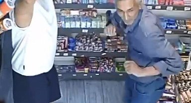 Markette kendini müziğin ritmine kaptıran müşteri ve esnaf kamerada