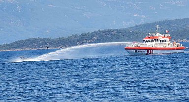 Marmaris'te demirli yelkenli tekne alevlere teslim oldu