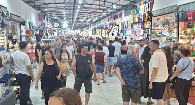 Mavişehir Pazar Yeri tatilcilerin ve yerlilerin akınına uğradı
