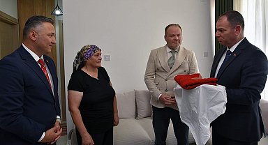 Mehmetçiğin cephede taşıdığı Türk bayrağı, konservasyon için Türkiye'ye gönderiliyor