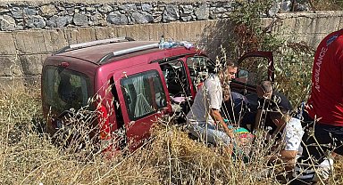 Menteşe'de ticari araç dere yatağına uçtu: 2 yaralı