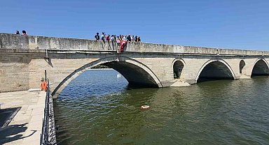 Meriç Nehri'ne bırakılan çiçeklerle Porajmos kurbanları anıldı