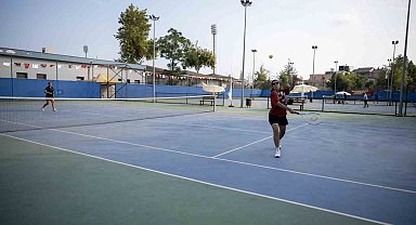 Mersin'de 30 Ağustos coşkusu tenis kortlarına taşındı