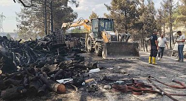 Mersin'de kaza sonrası araçlar alev aldı, yangın ormana sıçradı: 1 ölü, 2 yaralı