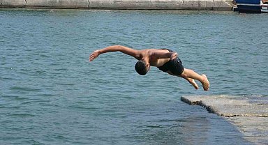 Mersin'de sıcak hava ve nem bunalttı