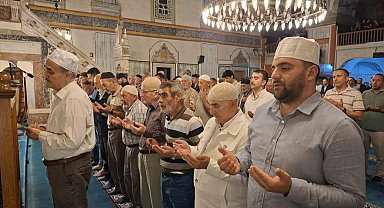 Mevlid Kandili'nde tarihi Çapanoğlu Camii'nde dualar edildi