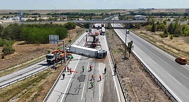 Meyve yüklü tır devrildi, Avrupa Otoyolu saatlerce ulaşıma kapandı