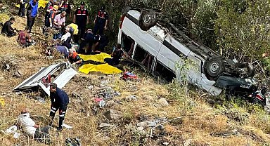 Minibüs şarampole uçtu: 4 ölü, 10 yaralı