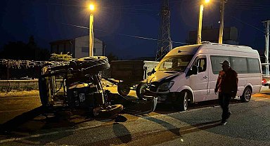 Minibüsle traktör çarpıştı: 6 kişi yaralandı