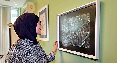 Modern anlayışla sürdürdüğü ebru sanatını gelecek nesillere aktarıyor