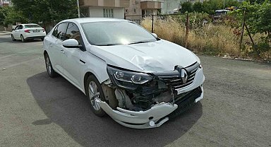 Motosiklet ile otomobil çarpıştı: 2 yaralı