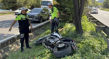 Motosiklet kamyona arkadan çarptı: 2 yaralı