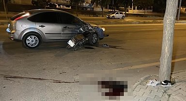 Motosiklet otomobile ok gibi saplandı: 1 ölü, 1 yaralı