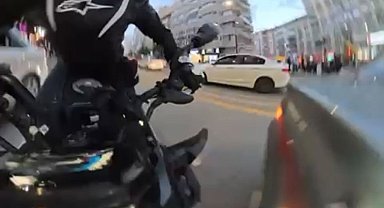 Motosiklet sürücüsü otomobile çarparak takla attı, o anlar kameraya yansıdı