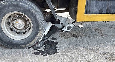 Motosiklet vincin altında kaldı, sürücü son anda kurtuldu