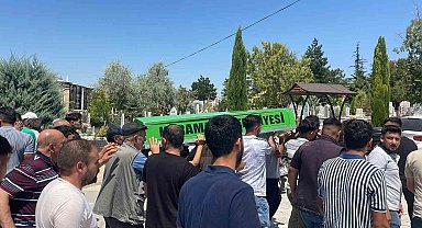 Motosikletin otomobile ok gibi saplandığı kazada ölen genç toprağa verildi