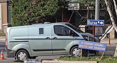 Mudanya'da zırhlı banka aracı elektrik direğine çarptı