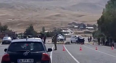 Muradiye'de araçlar kafa kafaya çarpıştı: 2 ölü, 9 yaralı