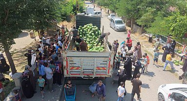 Muş karpuzu 8 mahallede vatandaşlara ücretsiz dağıtıldı