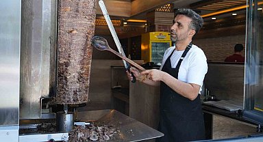 Muş'ta döner ustaları 60 dereceyi bulan sıcaklıkta mesai yapıyor