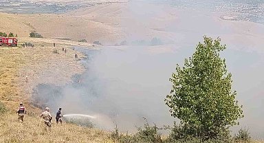 Muş'ta örtü yangını ekiplerin hızlı müdahalesiyle söndürüldü