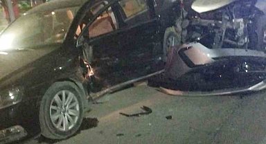 Niğde'de iki otomobil çarpıştı: 4 yaralı