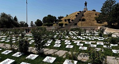 Öğrenciler 510 şehit mezarının taşını okul atölyesinde yapıp mezarları yenilediler