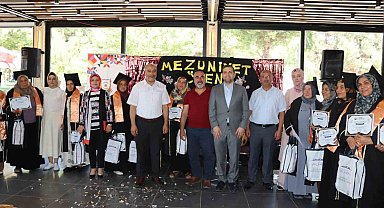 Okuma yazma öğrenen anneler mezuniyet sevinci yaşadı