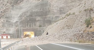 Oltu-Artvin yolu sağanak nedeniyle trafiğe kapandı