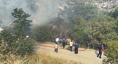 Otluk alanda çıkan yangın metruk binaya sıçradı
