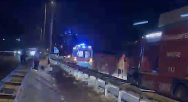Otomobil bariyerlere çarparak devrildi: 1 yaralı