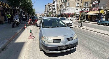 Otomobil elektrikli bisiklete çarptı: 1 yaralı