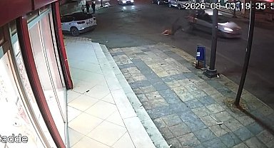 Otomobil ile bisikletin çarpıştığı kaza kamerada