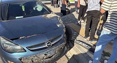 Otomobil ile minibüs çarpıştı: 8 yaralı