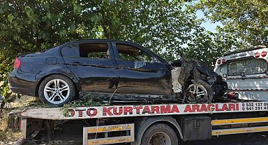 Otomobil kontrolden çıkıp ağaca çarptı, faciadan dönüldü