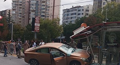 Otomobil tramvay durağına girdi, bekleyenler kıl payı kurtuldu