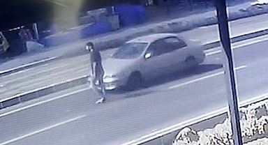 Otomobil yayaya çarptı, kaza anı kameraya yansıdı