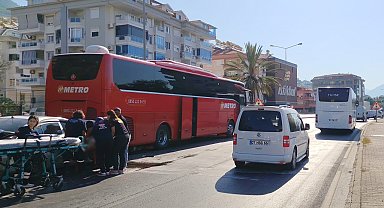 Otomobil yolcu otobüsüne çarptı: 1 yaralı