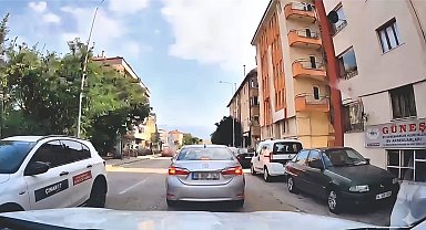 Otomobilden yola çöp atan sürücüyü araç içi kamerası yaktı