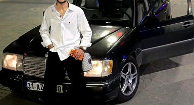 Otomobile ok gibi saplanan motosikletin sürücüsü hafif ticari aracın altında kalarak can verdiği kaza kamerada